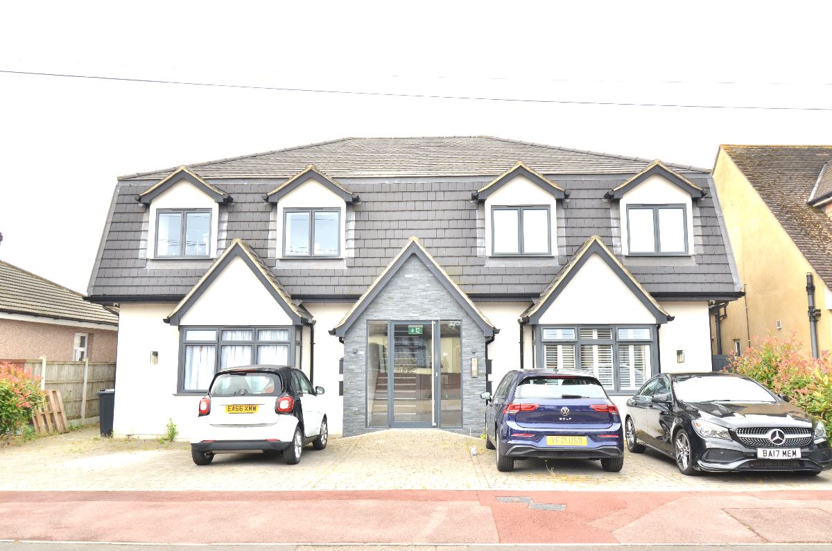 Flat Goring Road in Greater London