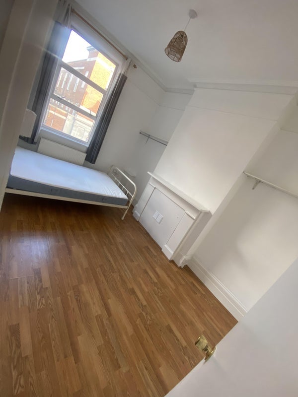 Flat Chapel Way in Greater London