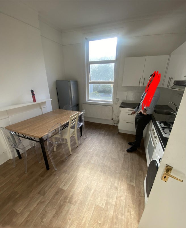 Flat Chapel Way in Greater London