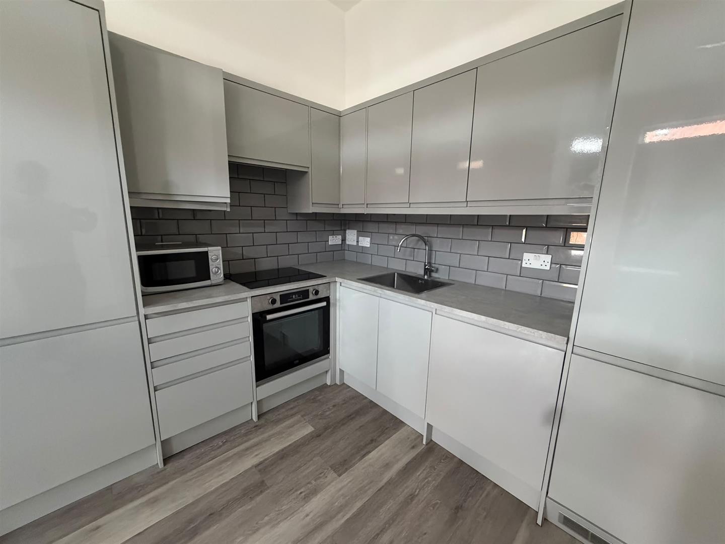 Flat Woodside Park Road in Greater London