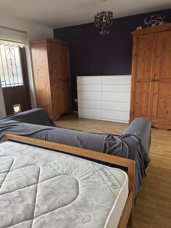 Room Rosher Close in Greater London