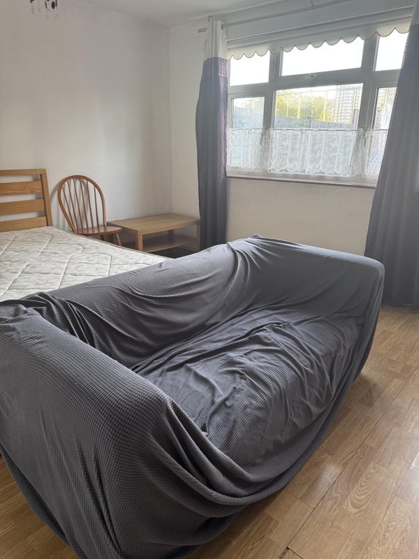 Room Rosher Close in Greater London