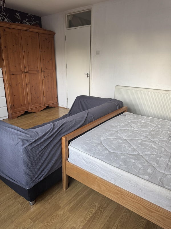 Room Rosher Close in Greater London