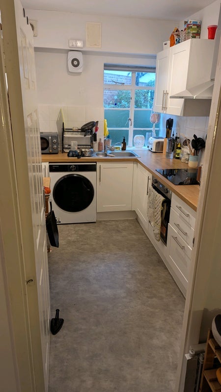 Room Greenway Close in Greater London