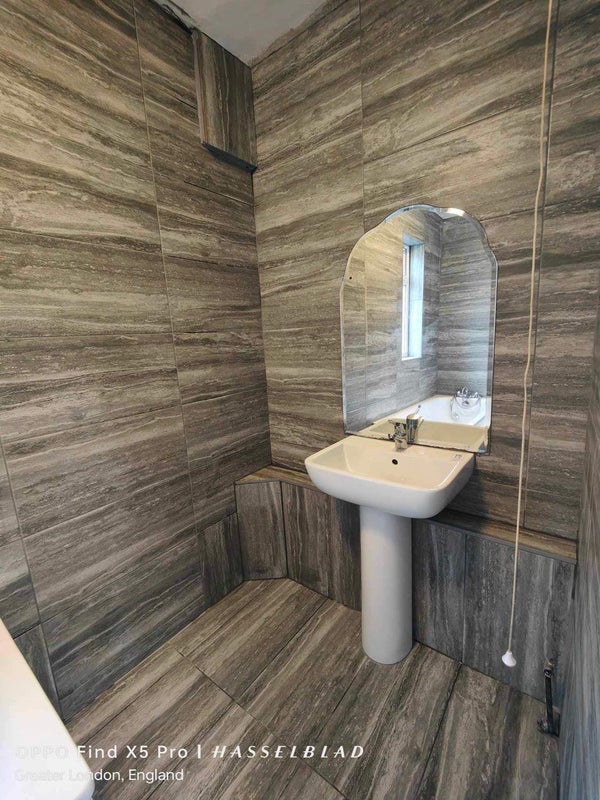 Room Llanover Road in Greater London