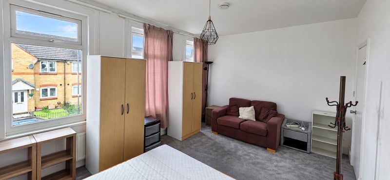 Room Llanover Road in Greater London