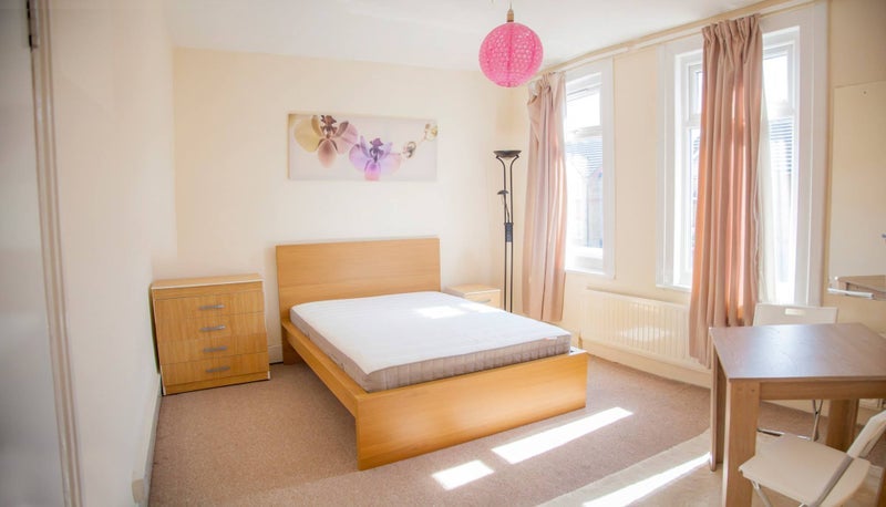 Room Llanover Road in Greater London