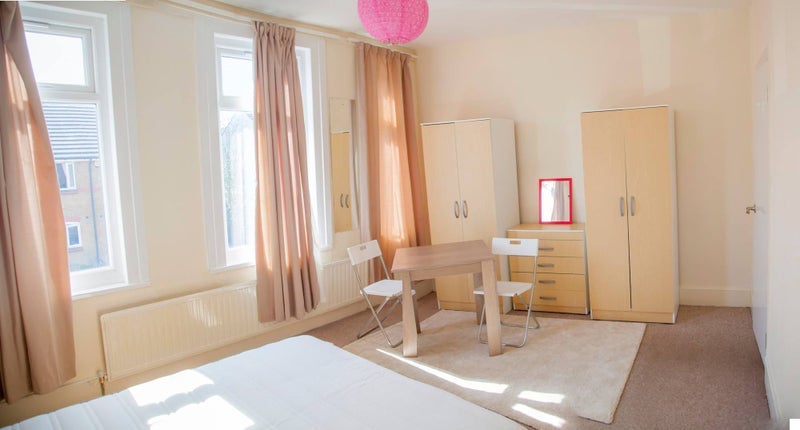 Room Llanover Road in Greater London