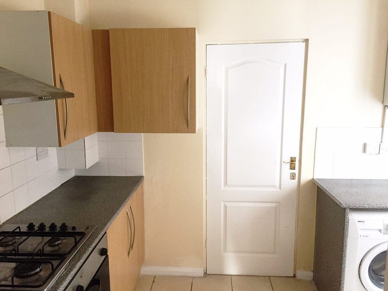 Room Llanover Road in Greater London