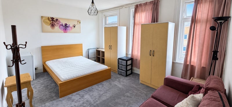 Room Llanover Road in Greater London
