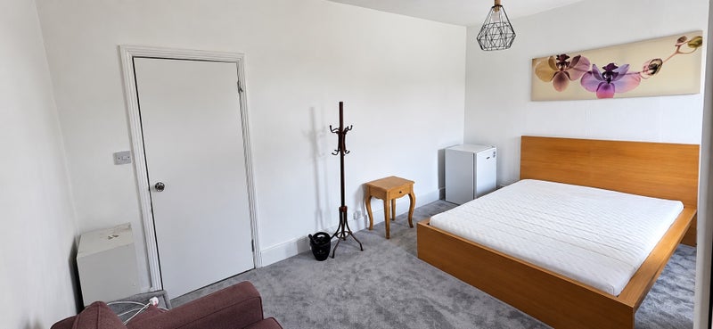 Room Llanover Road in Greater London