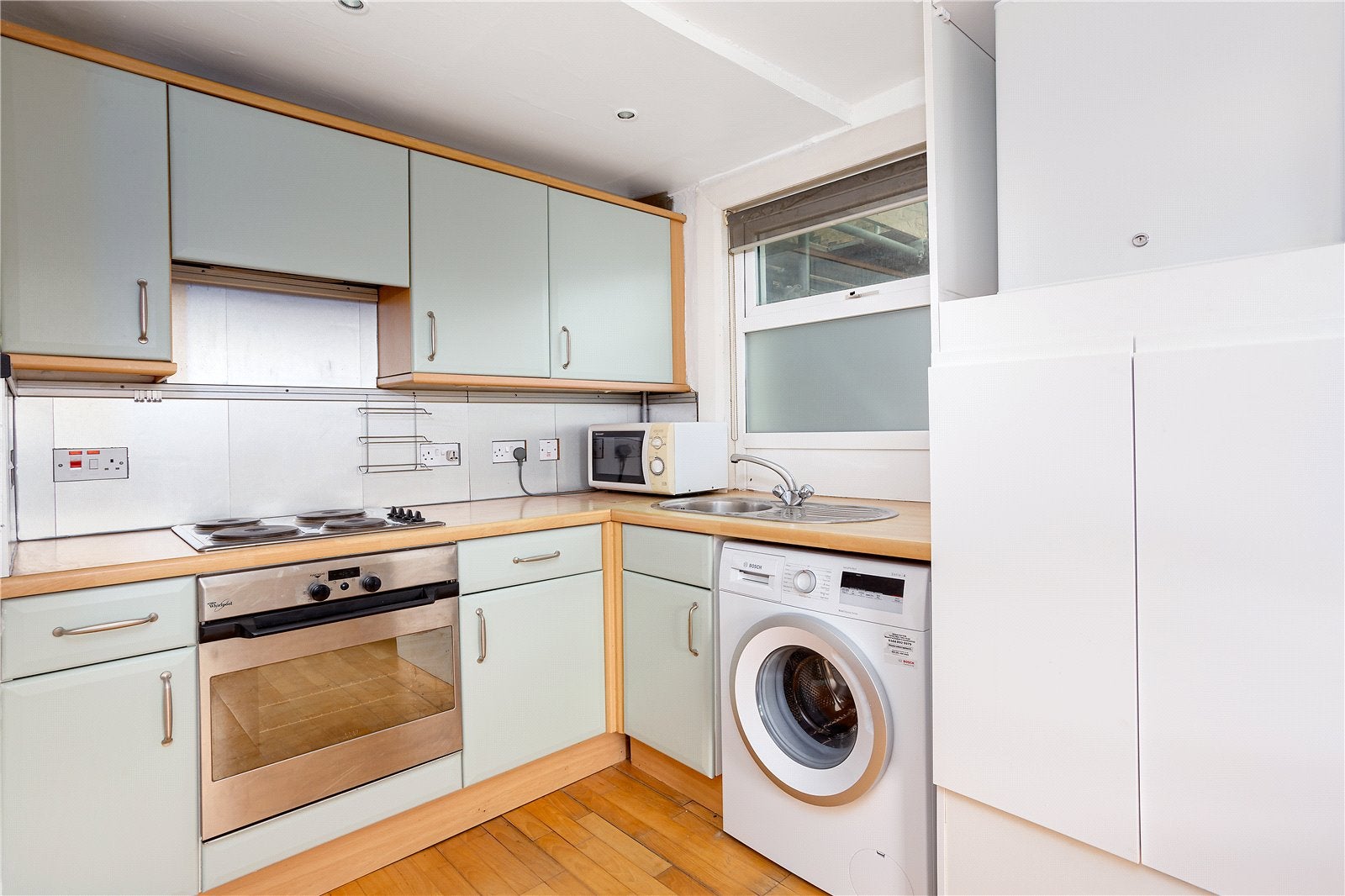 Flat Hadyn Park Road in Greater London