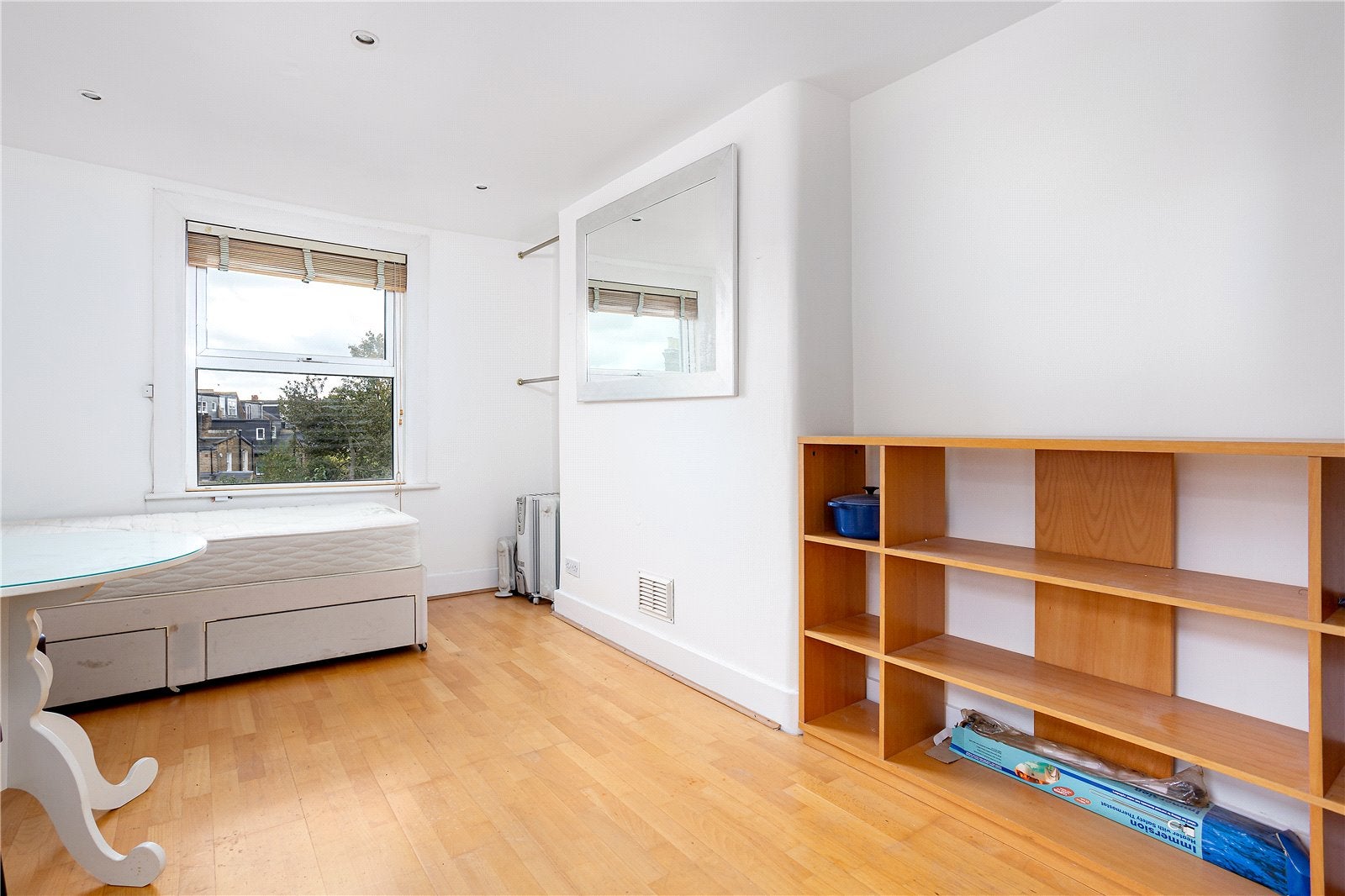 Flat Hadyn Park Road in Greater London