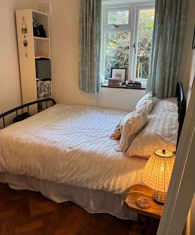 Room Rodenhurst Road in Greater London