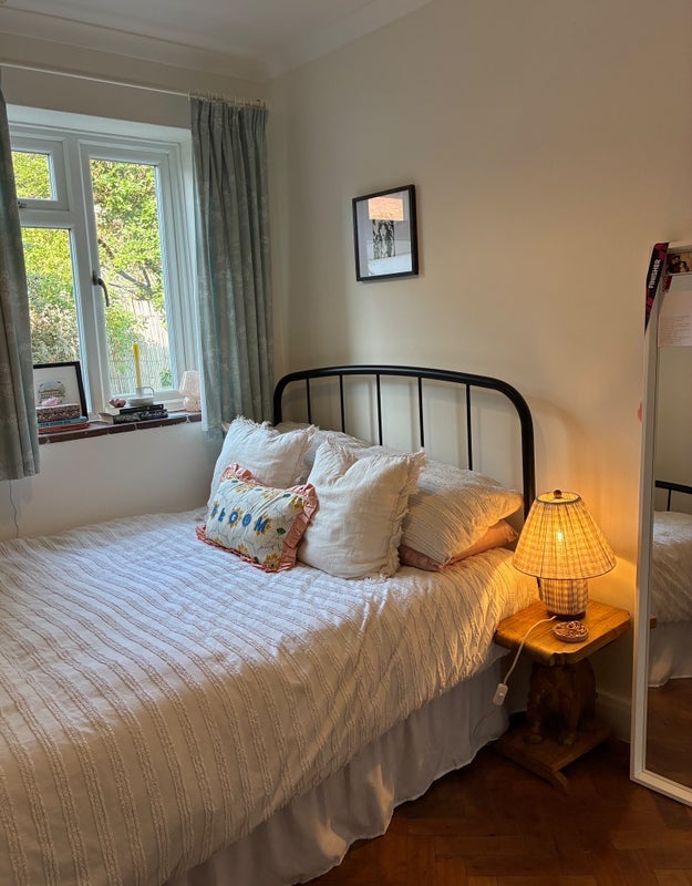 Room Rodenhurst Road in Greater London