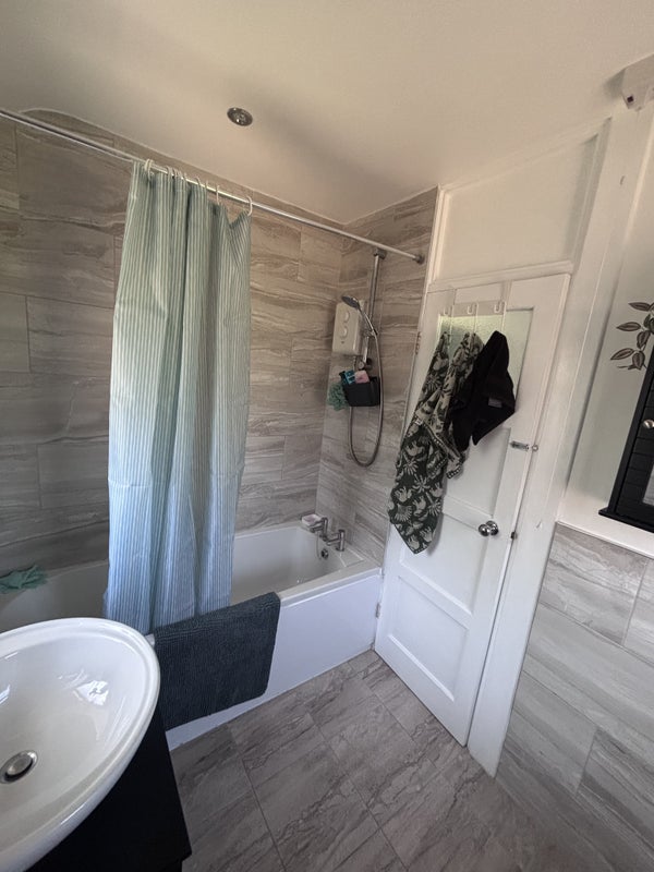 Room Lidgett Lane in Leeds