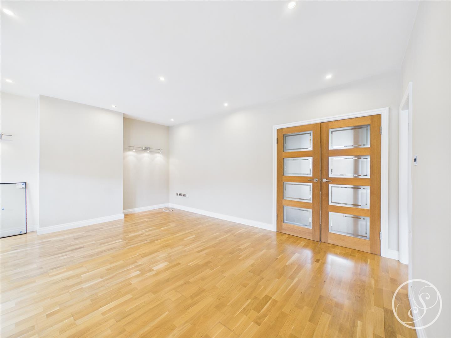 Flat Sandringham Drive in Leeds