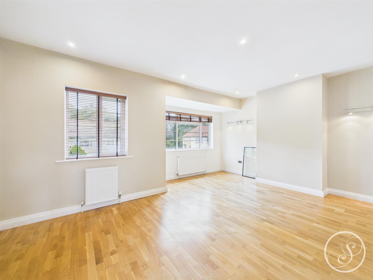 Flat Sandringham Drive in Leeds