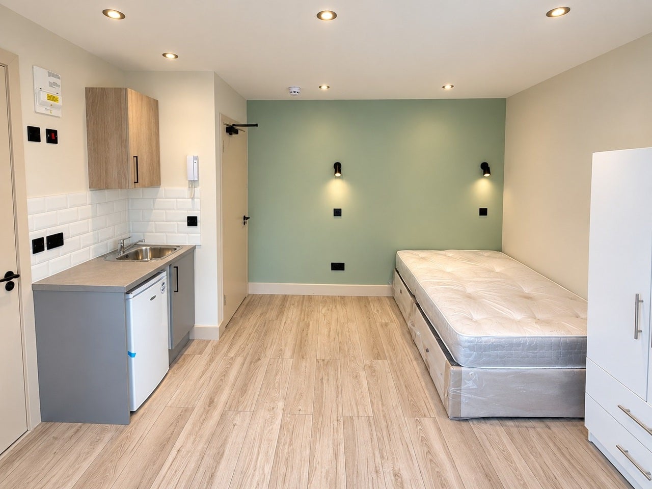 Flat Bullsmoor Way in Greater London