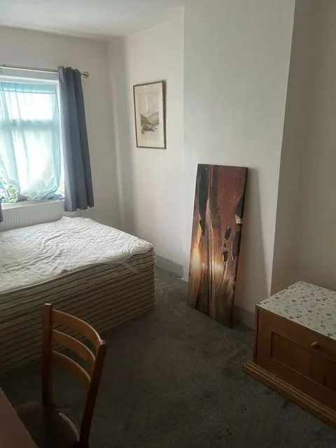 Room Colegrave Road in Greater London