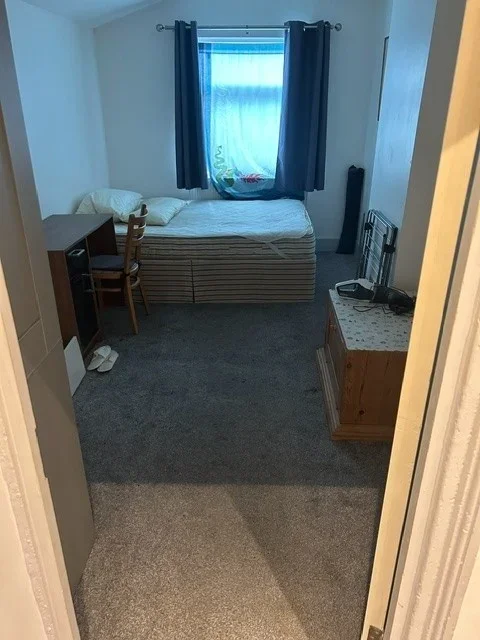 Room Colegrave Road in Greater London