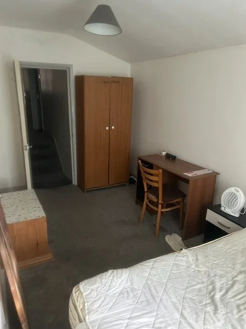 Room Colegrave Road in Greater London