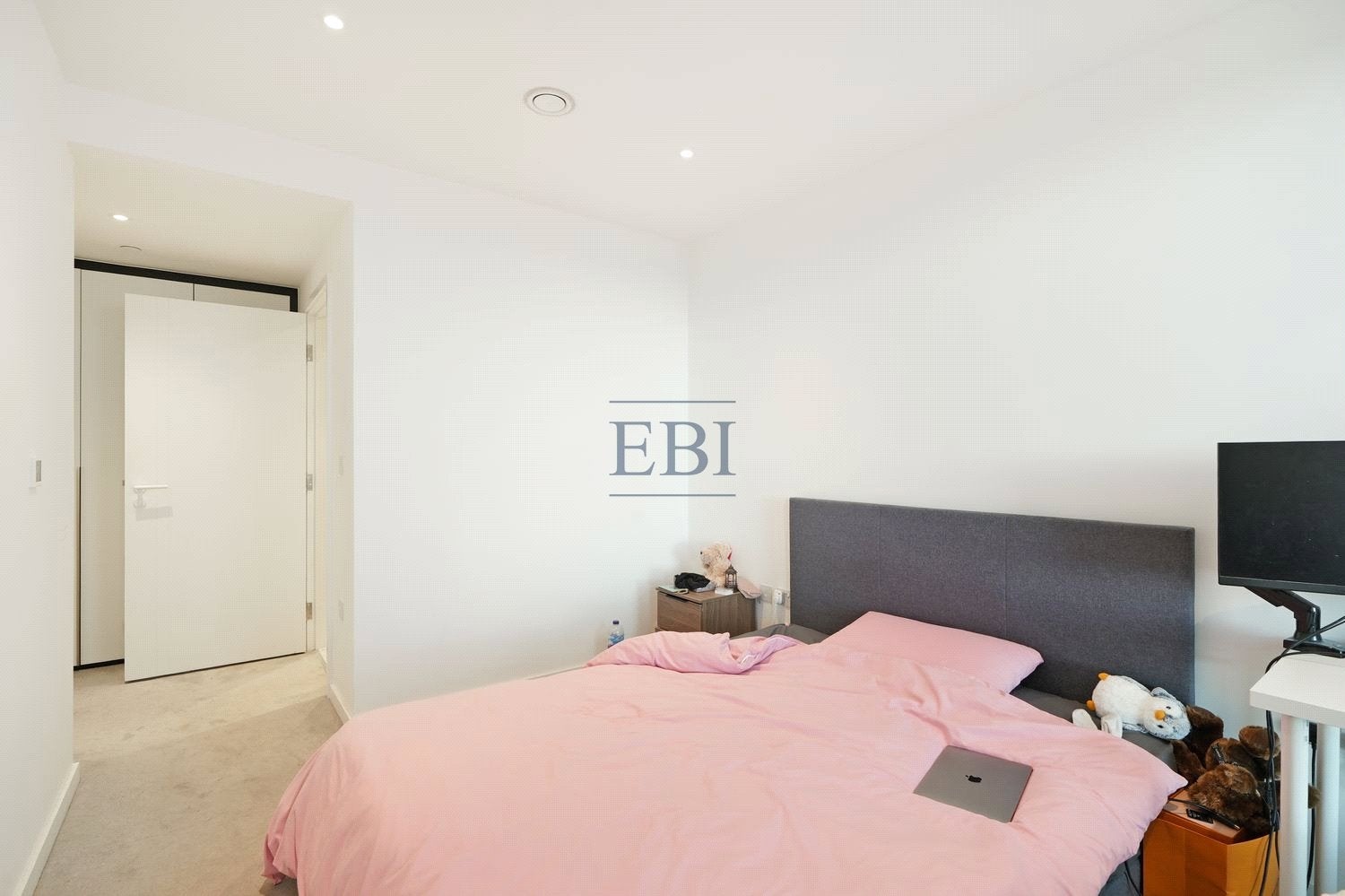 Flat Cendal Crescent in Greater London