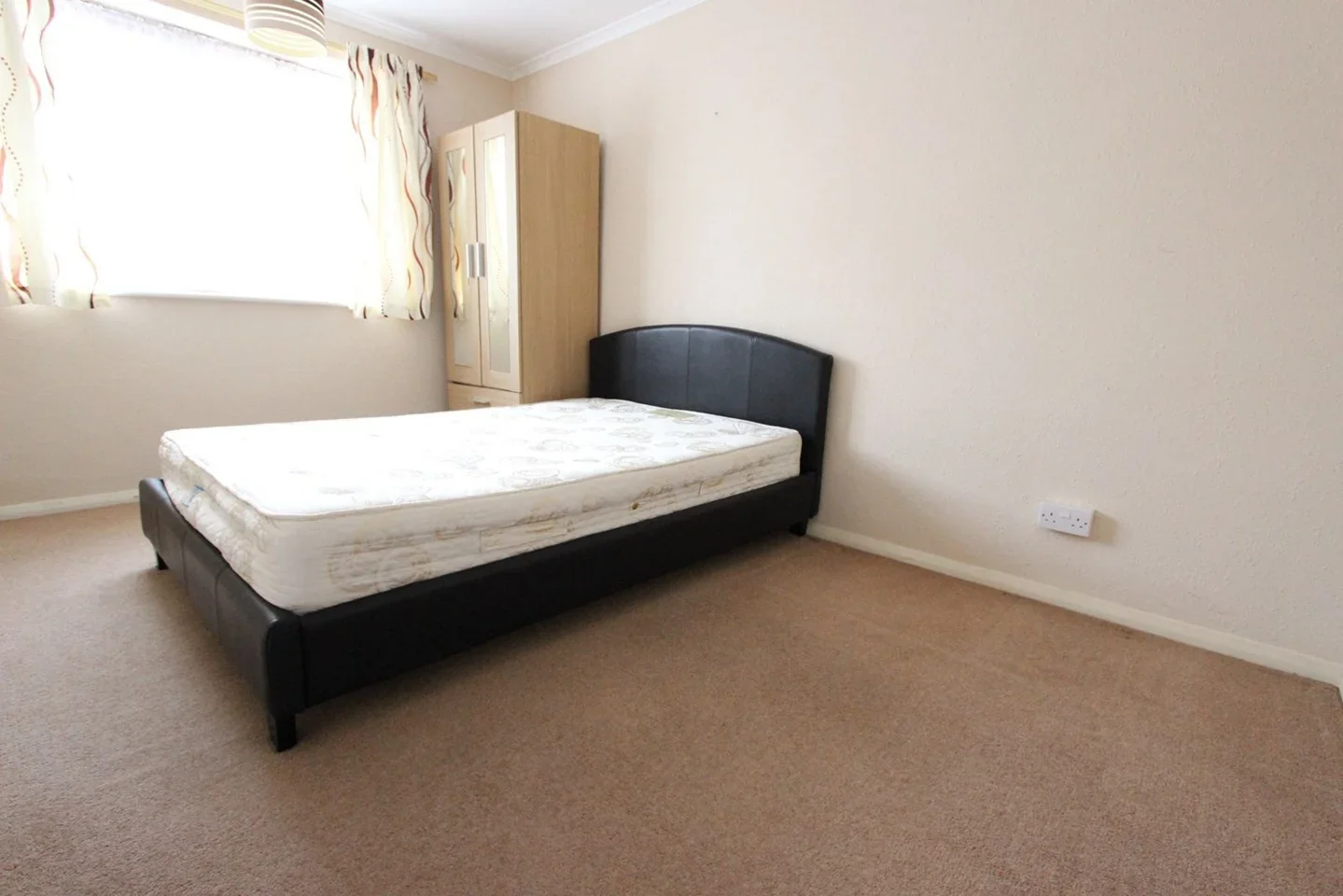 Flat Bramley Close in Greater London