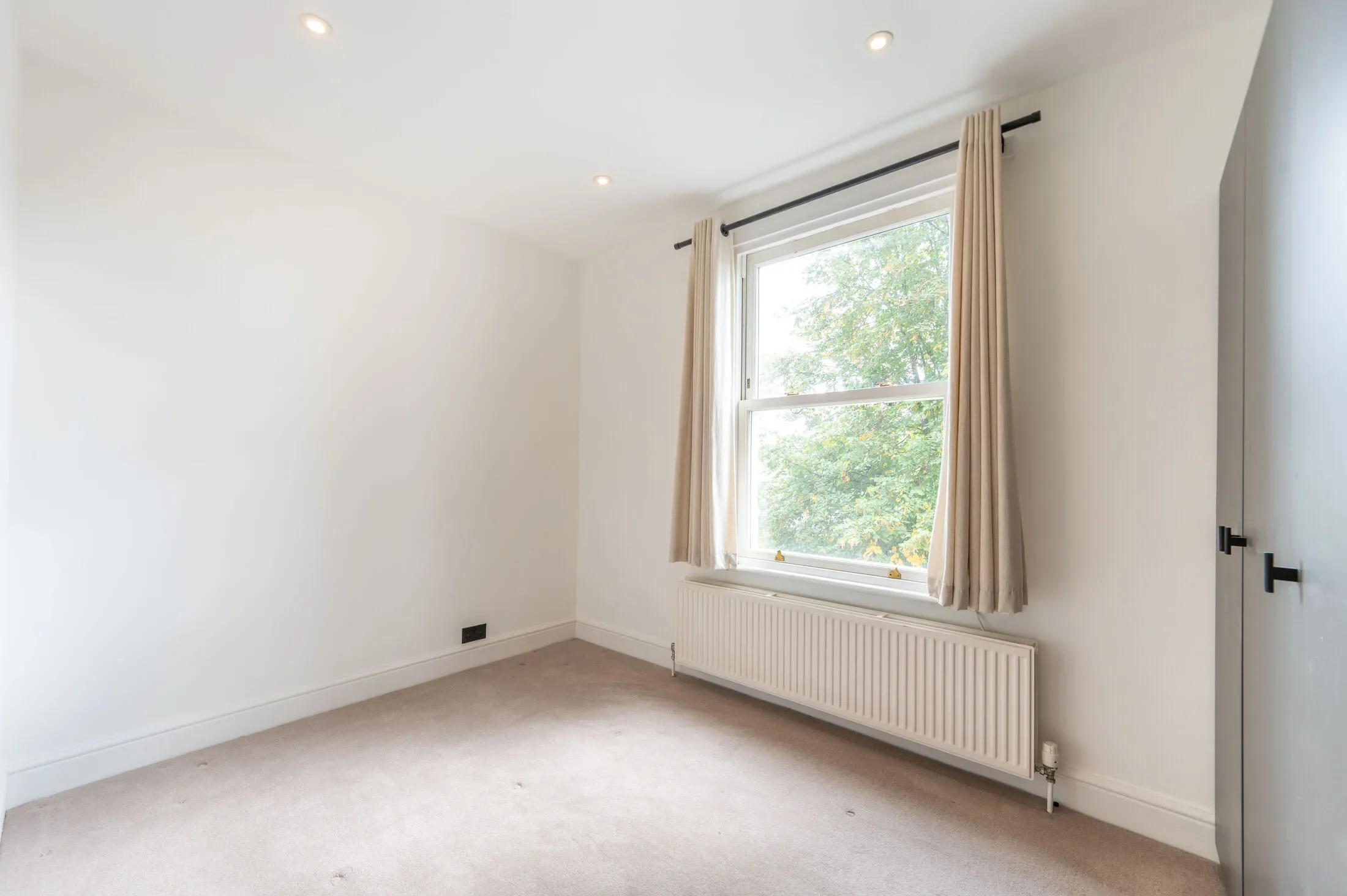 Flat Harvist Road in Greater London