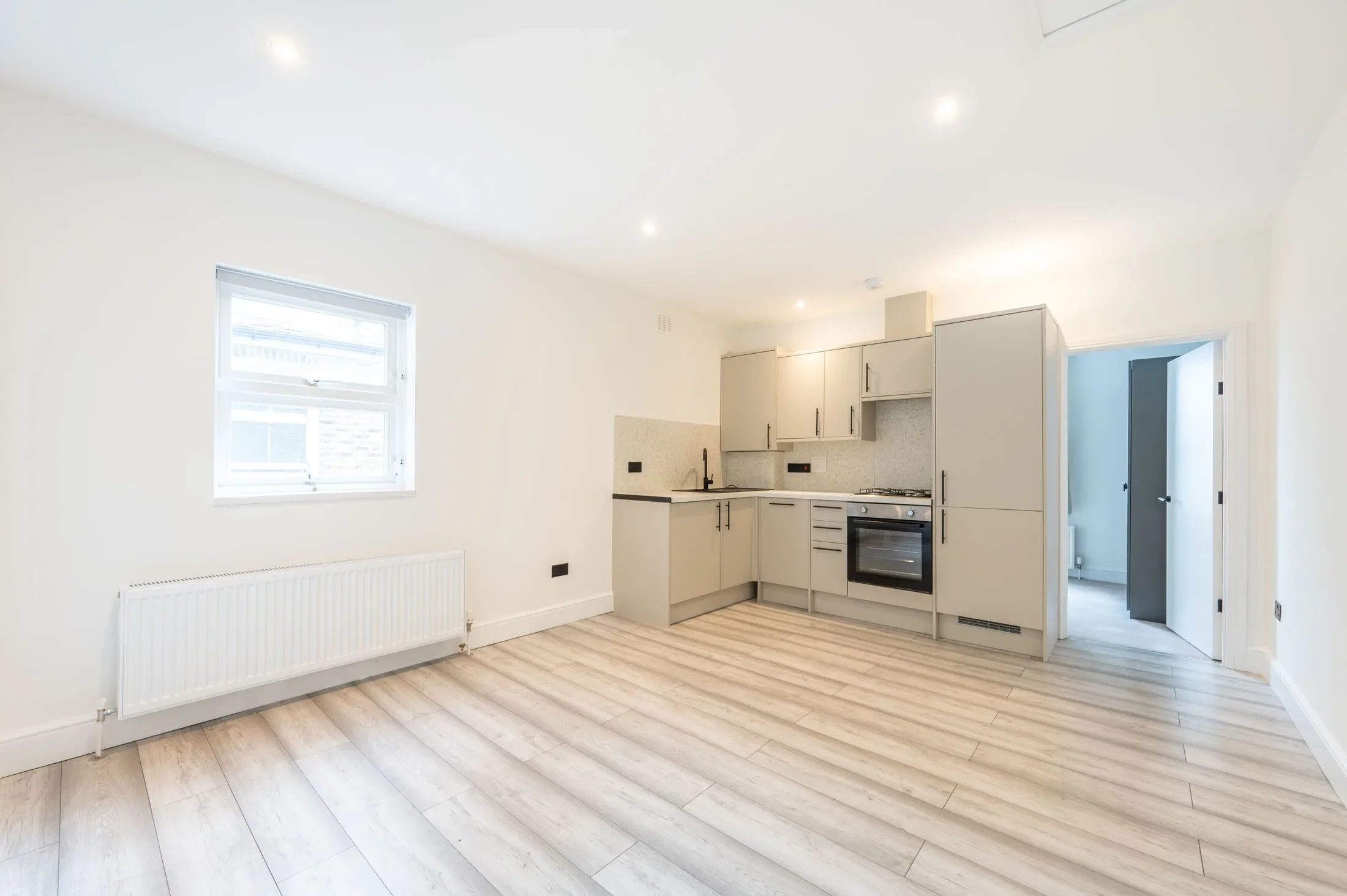 Flat Harvist Road in Greater London