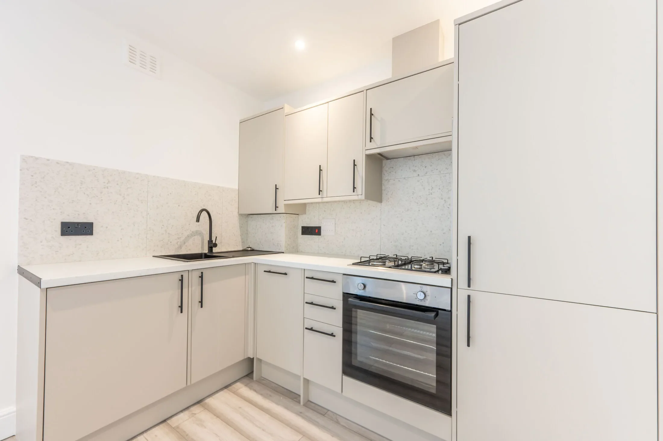 Flat Harvist Road in Greater London