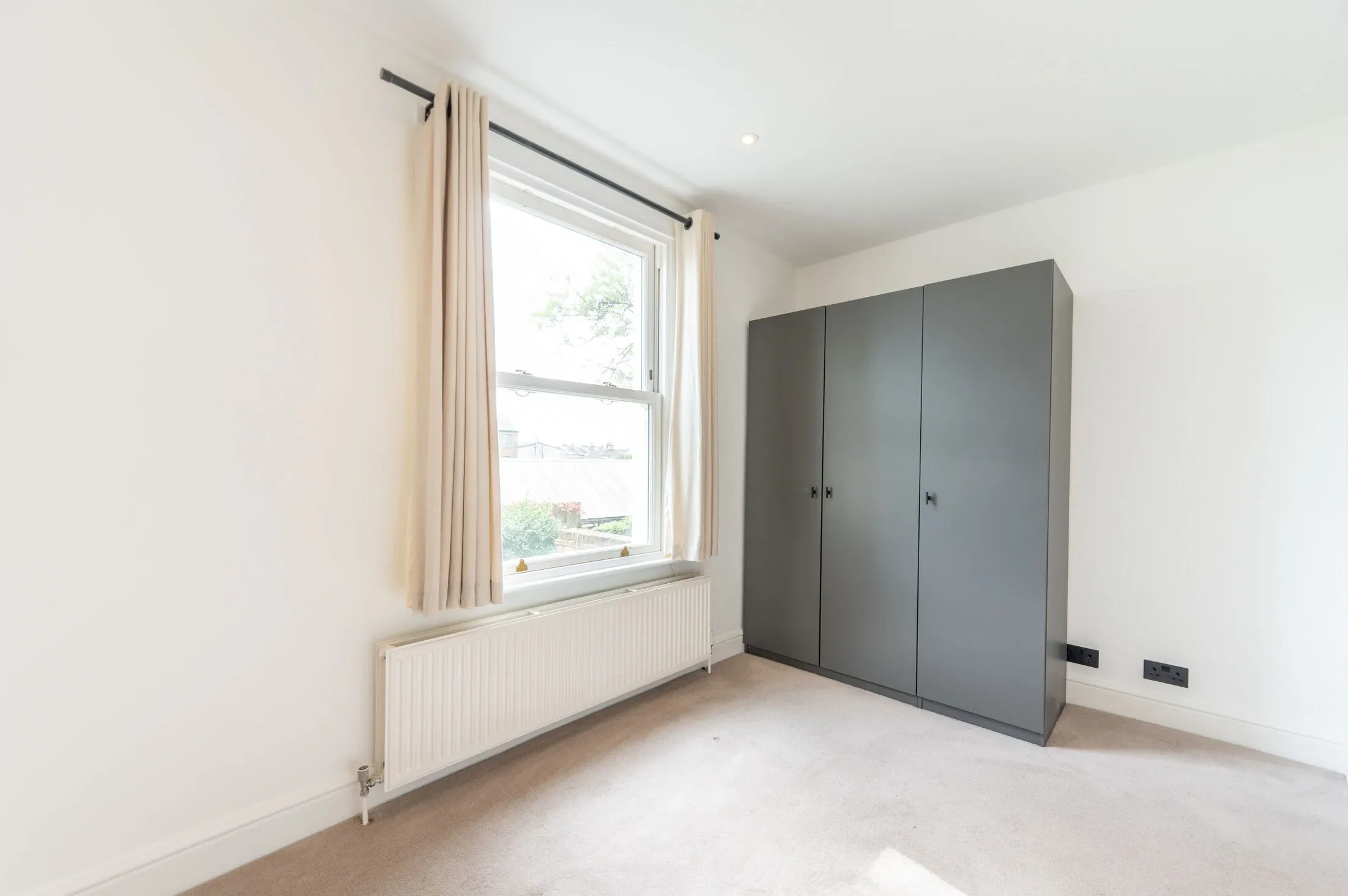 Flat Harvist Road in Greater London