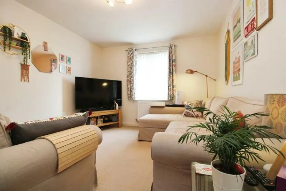 Flat Ffordd James McGhan in Cardiff
