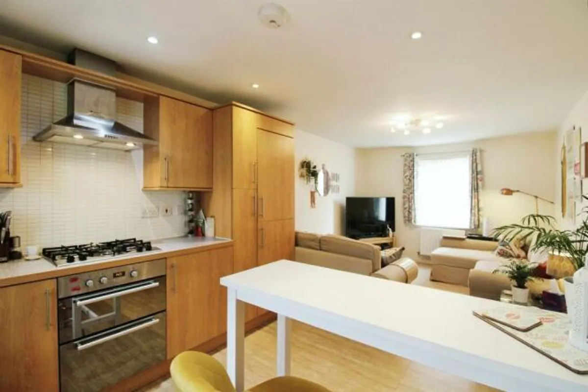Flat Ffordd James McGhan in Cardiff