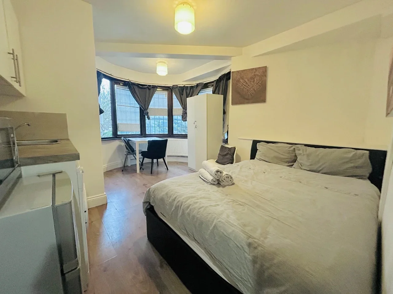 Flat Colindeep Lane in Greater London