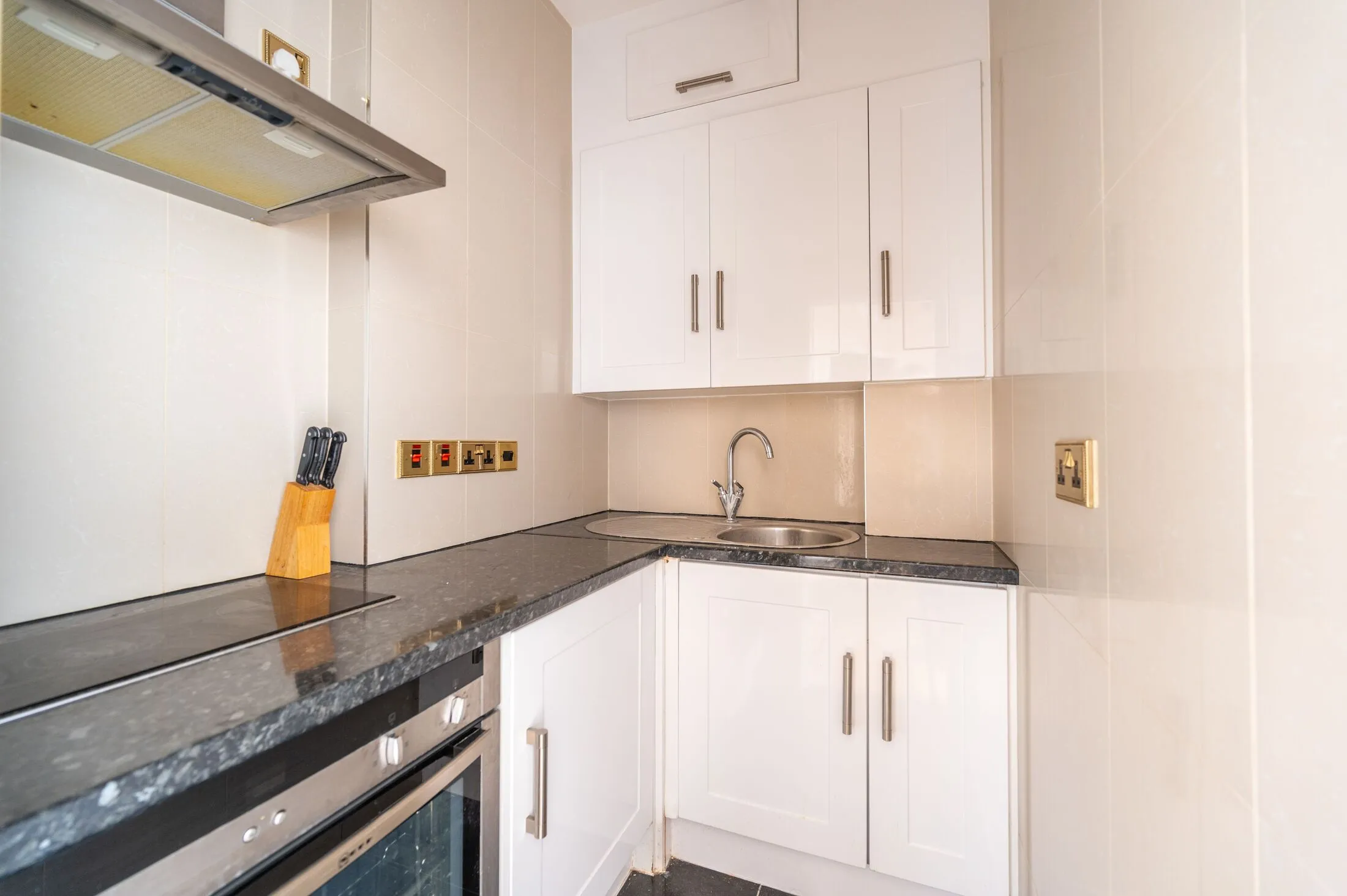 Flat Poplar Place in City of Westminster