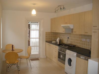 House Cedars Avenue in Greater London