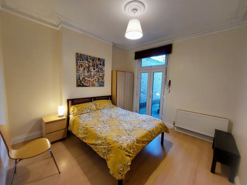 House Cedars Avenue in Greater London