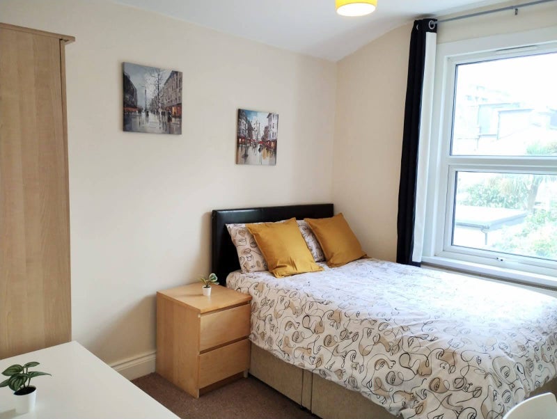 House Cedars Avenue in Greater London
