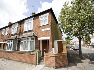 Flat Ripley Road in Greater London
