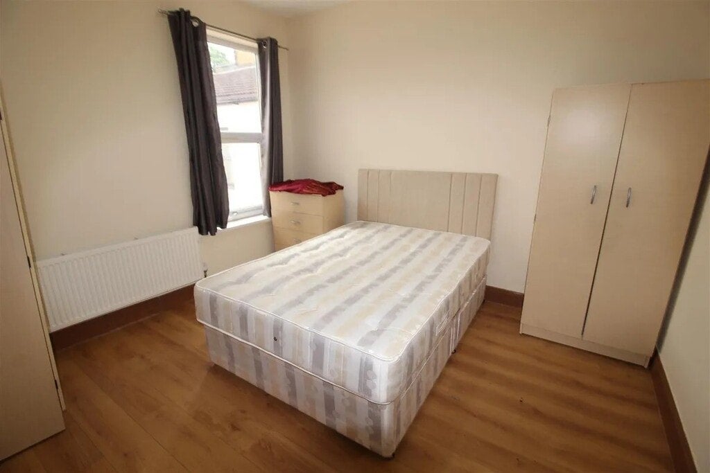 Room Shrewsbury Road in Greater London