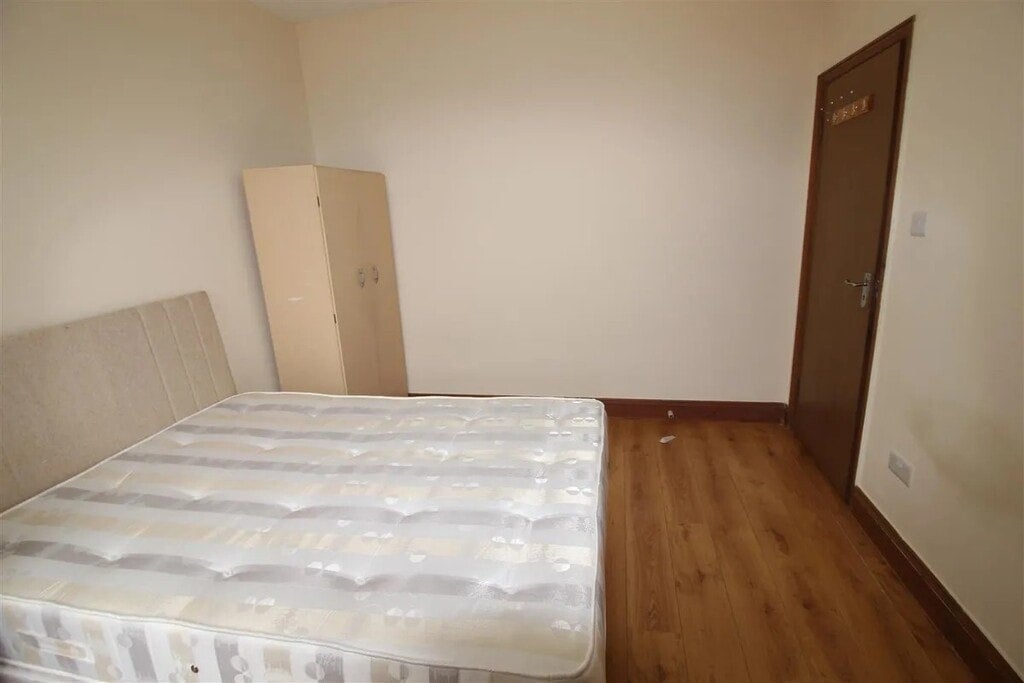 Room Shrewsbury Road in Greater London