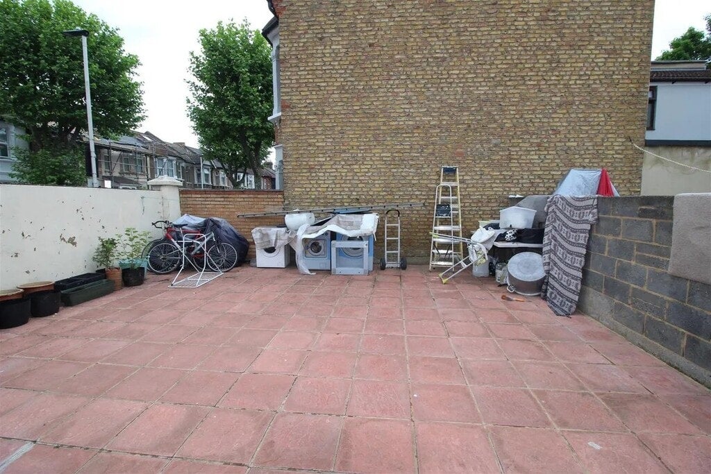 Room Shrewsbury Road in Greater London