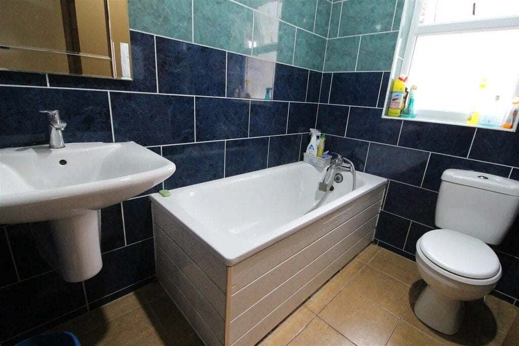 Room Shrewsbury Road in Greater London