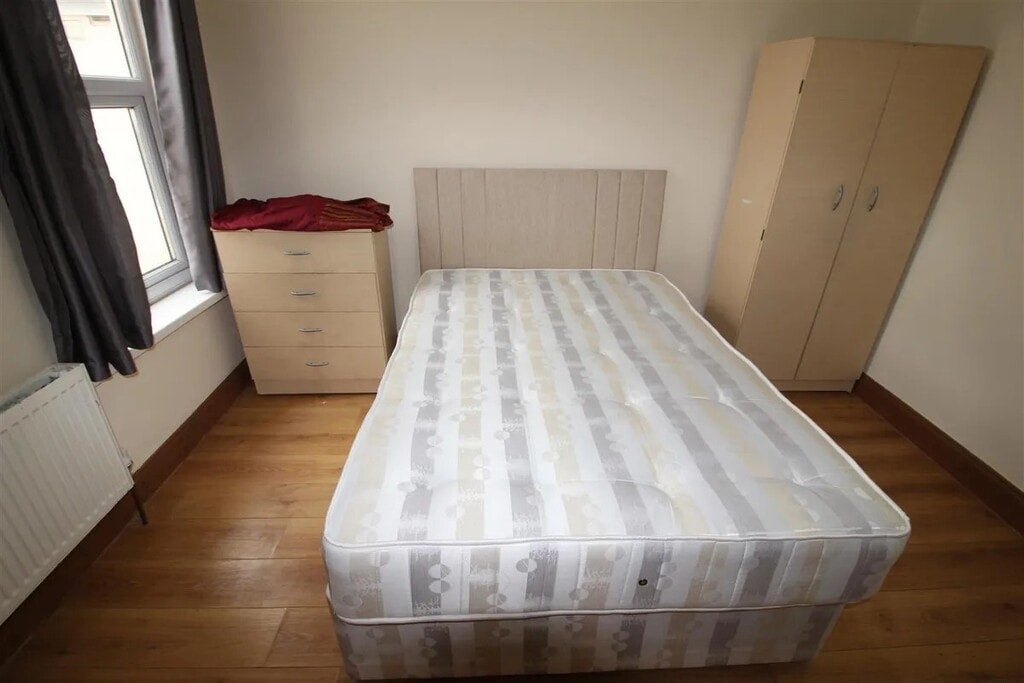 Room Shrewsbury Road in Greater London