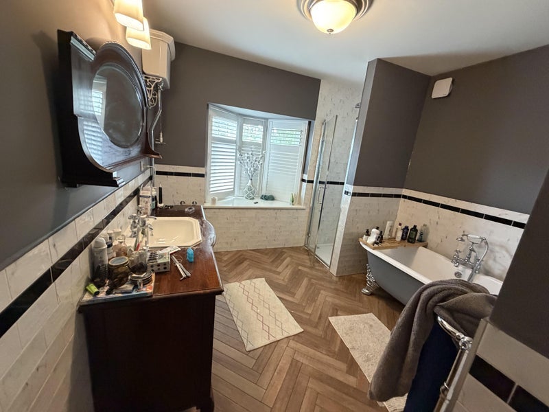 Room Seagry Road in Greater London