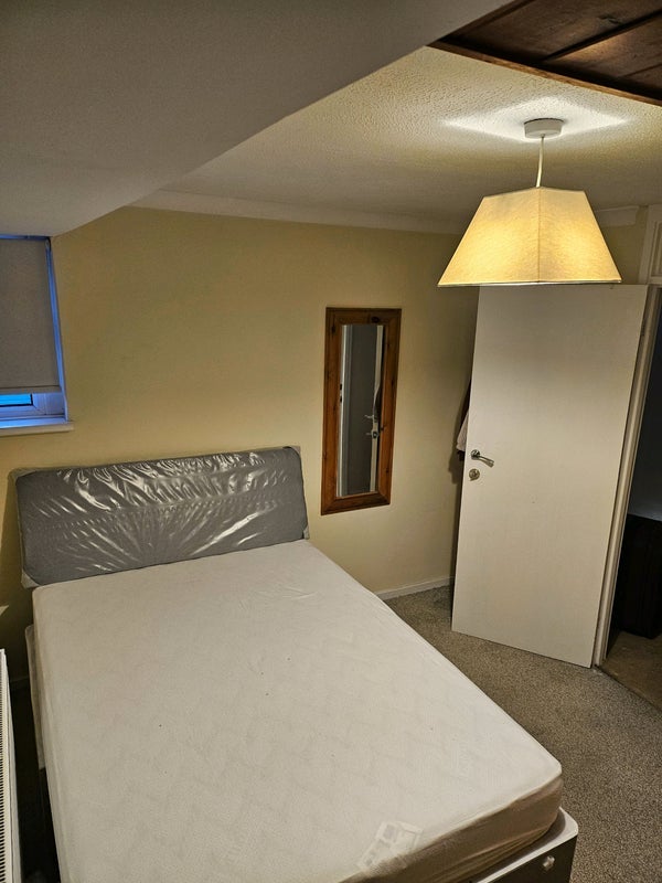 Room Gun Hill Place in Basildon