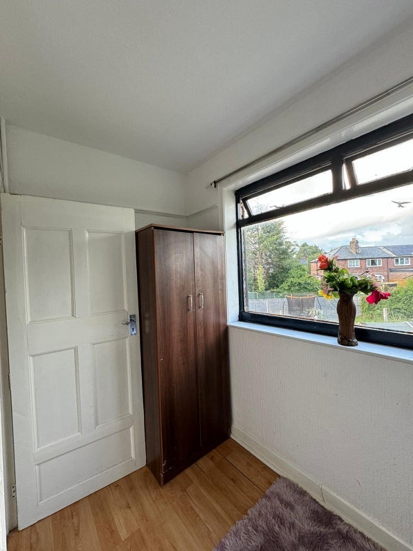 Room Broadlea Road in Manchester