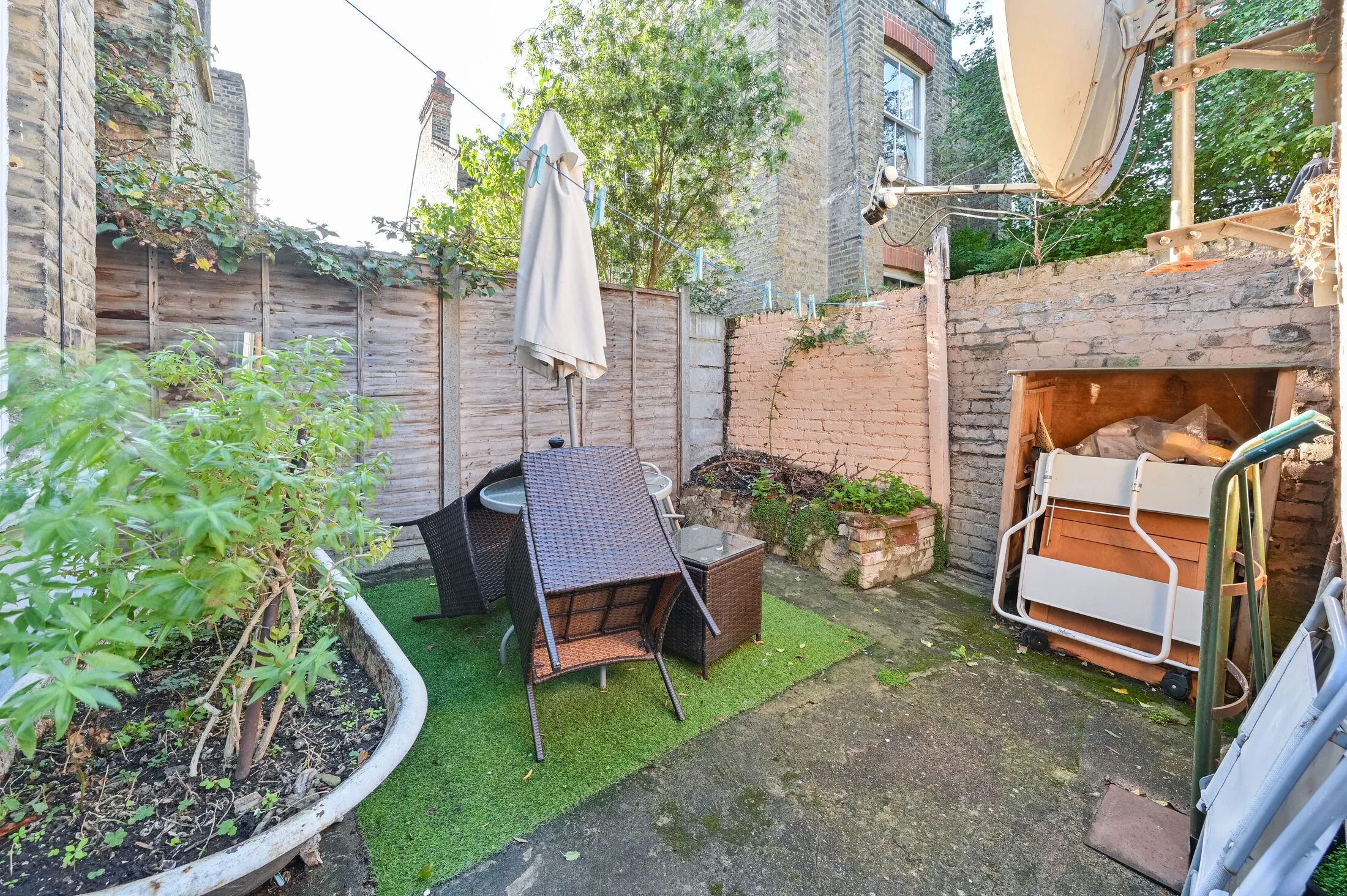 Flat Venetian Road in Greater London