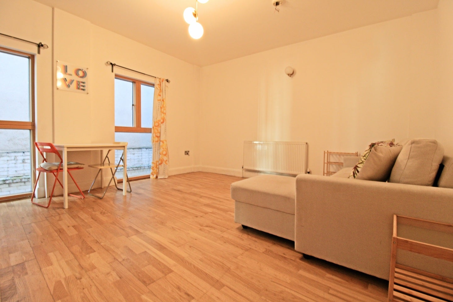 Flat Hackney Road in Greater London
